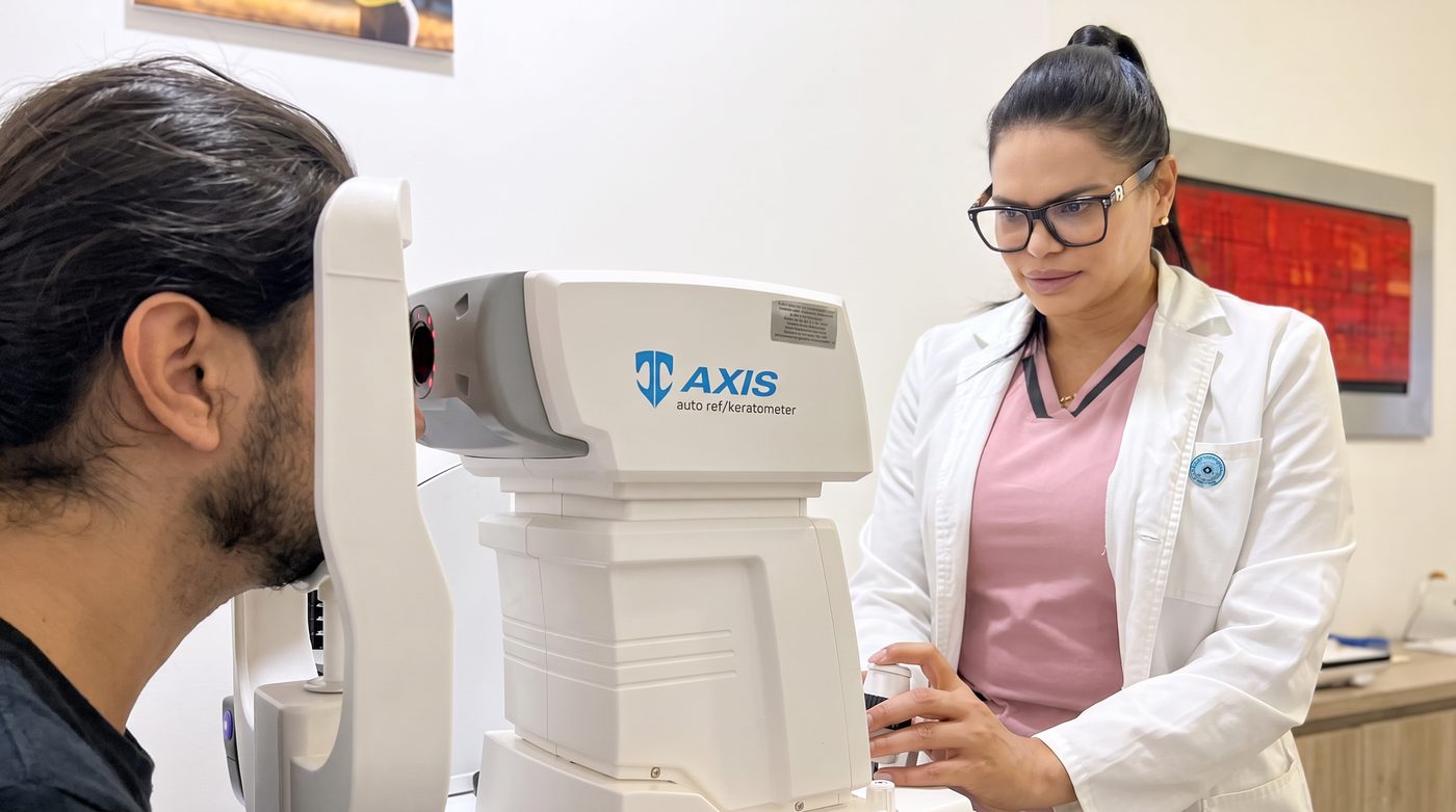 Dra. Luz Peláez realizando examen visual en Opticalia Rionegro